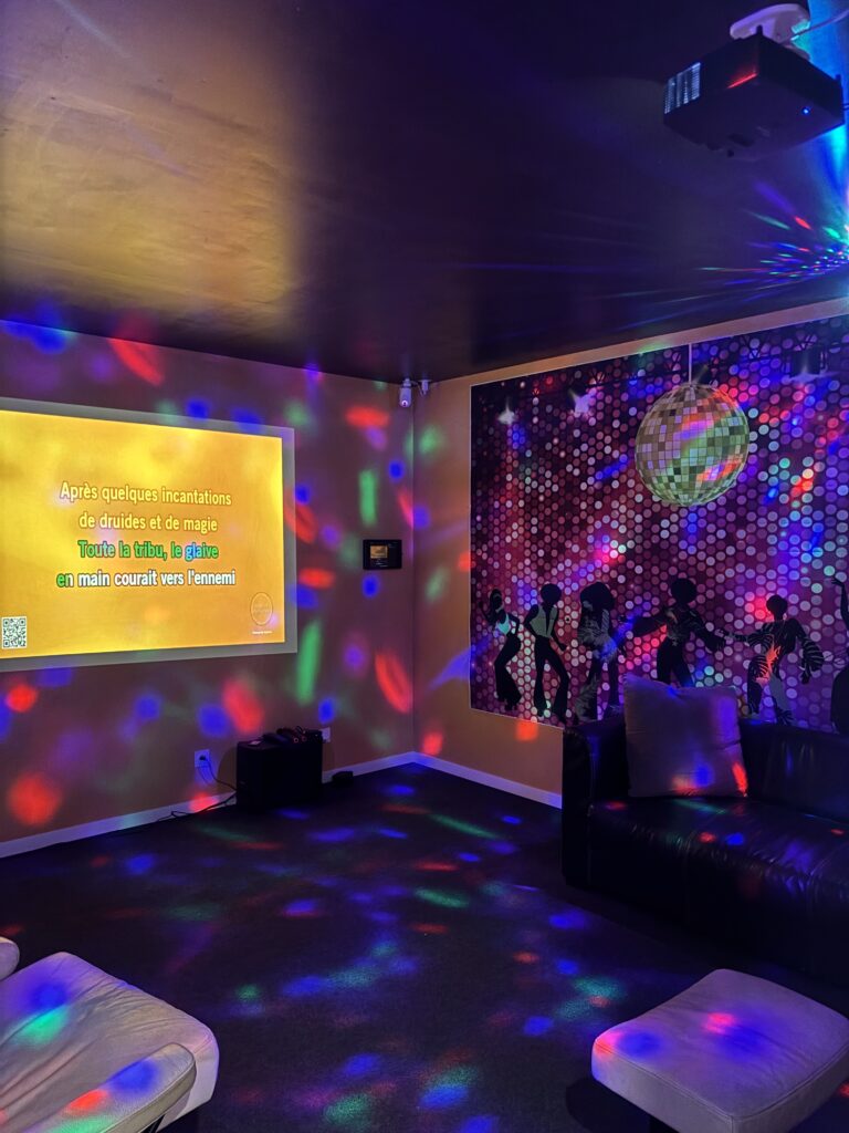 salle privatisée de karaoké quizz pour une activité en famille et entre amis à Saumur