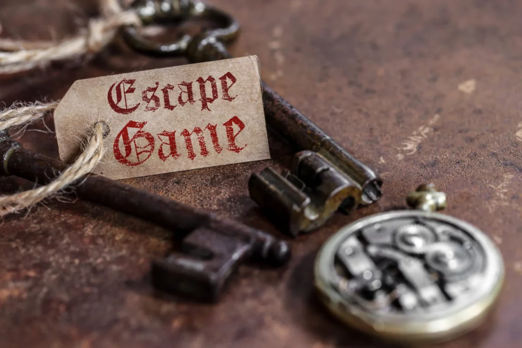 clé, étiquette escape gamme et boussole